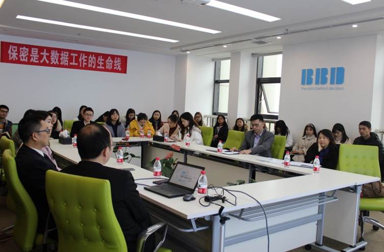 校企联动探新路 管理学院研究生移动课堂走进重庆数联铭品科技